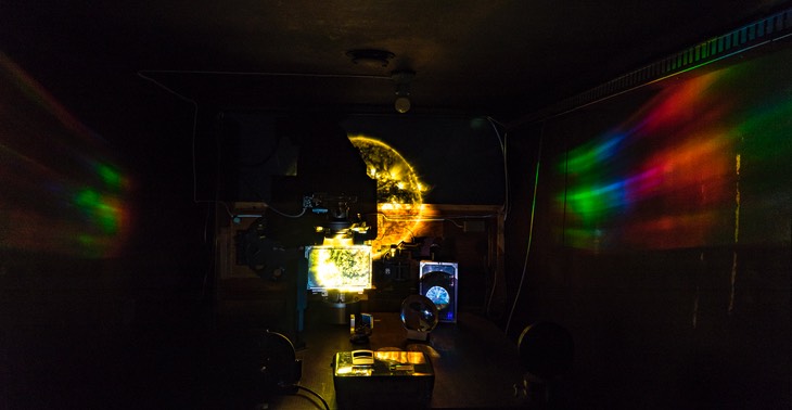 Solas lys / Installasjon i Spektrografen i Solobservatoriet, Harestua